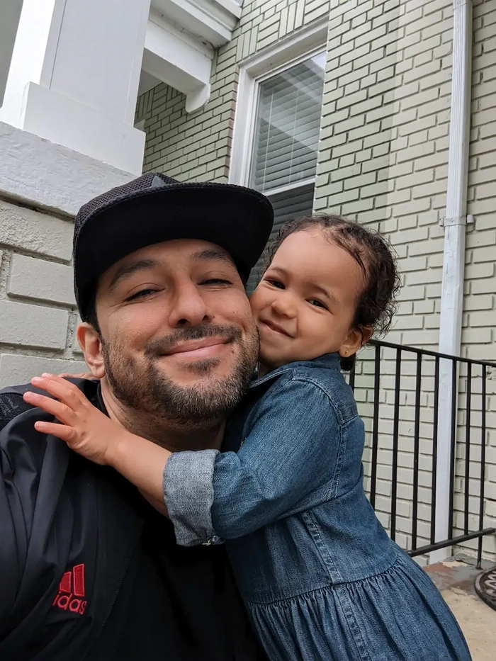 una mujer de d c es acusada de maltrato infantil tras encontrar a un nino muerto en virginia