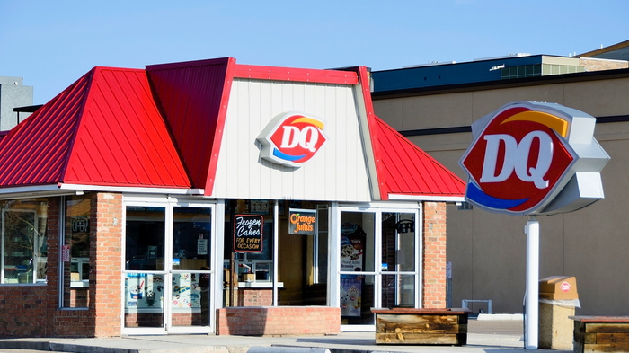 Внешняя часть витрины магазина Dairy Queen.