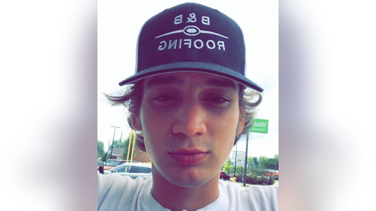 Daniel Williams con sombrero