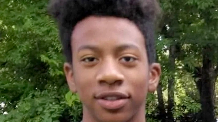 Un niño en acogida habría muerto ahogado en un lago a manos de dos adolescentes en la propiedad de un político local, según las autoridades Daryl Martínez Lowry, de 13 años, sonriendo en una foto familiar sin fecha.