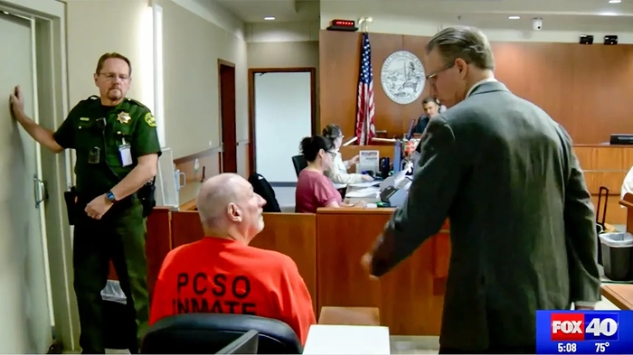 Дэвид Аллен Фанстон беседует со своим адвокатом.