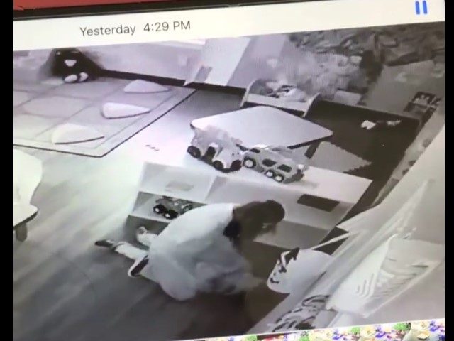 VEA: Maestra de guardería de Texas acusada de agredir físicamente a un niño guardería