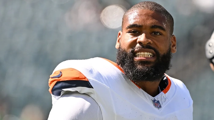 El linebacker de los Denver Broncos, Jonathon Cooper, calienta en el campo del Lincoln Financial Field.