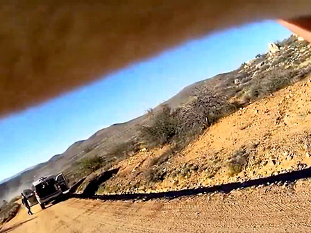 Помощники шерифа из Аризоны спасают задыхающегося 2-недельного ребенка на дороге после экстренного звонка родителей