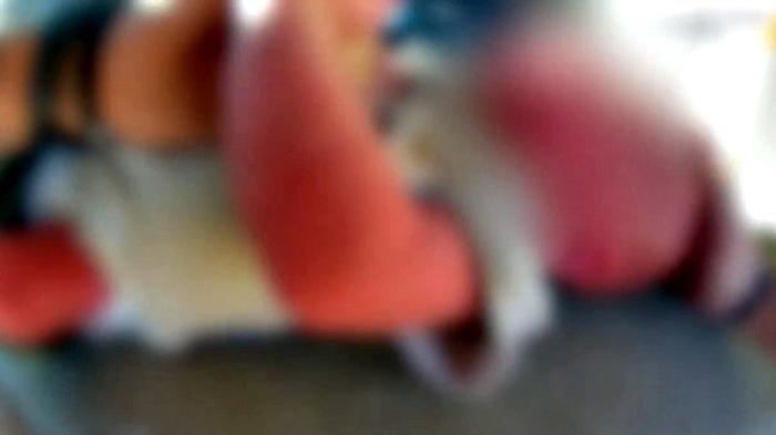 помощник шерифа принимает меры по спасению жизни младенца