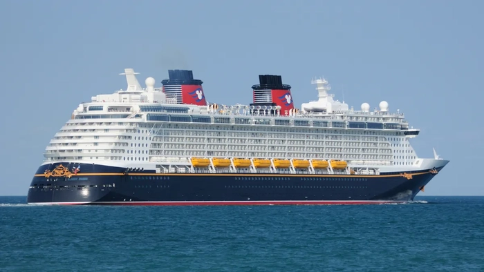 Круизный лайнер Disney Dream компании Disney Cruise Line отправляется в море из порта Канаверал во Флориде.