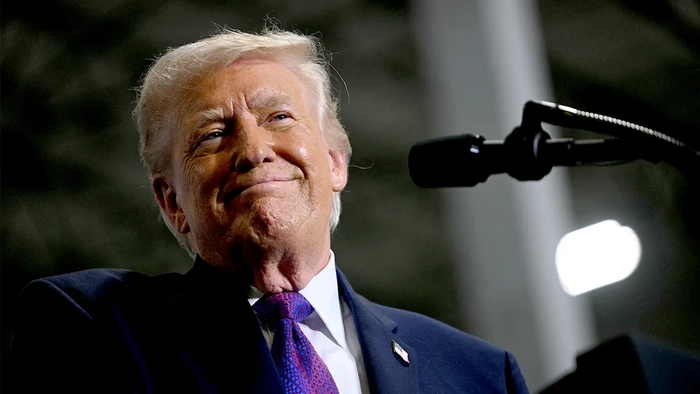 Трамп заявил, что подросток-спасатель, проявивший героизм и спасший мальчика от гигантских волн, заслуживает награды от Белого дома Улыбающийся Дональд Трамп