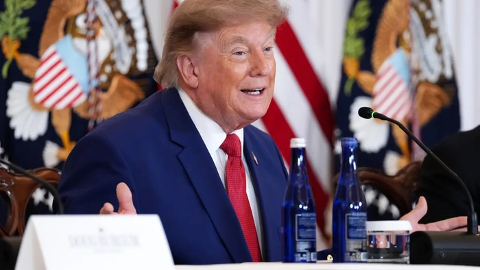 Se reduce el calendario de vacunación infantil mientras Trump toma medidas para transferir de forma drástica la autoridad médica a los padres Donald Trump interviene durante una mesa redonda