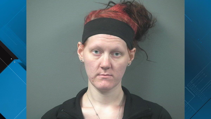 una mujer de eau claire acusada de negligencia infantil despues de que un nino de 3 anos resultara herido en una caida