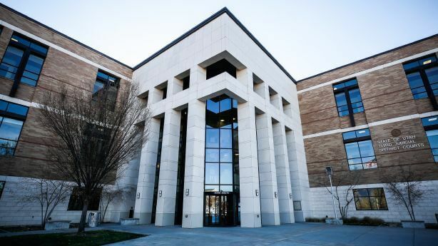 empleado de una escuela de utah para adolescentes con problemas acusado de abuso de menores