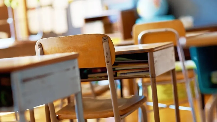 El recién elegido presidente del sindicato de profesores de Seattle, investigado por presuntos abusos a un niño autista Pupitres vacíos en un aula