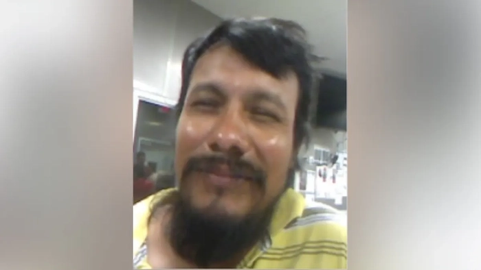 Enrique Bravo González sonríe para una foto