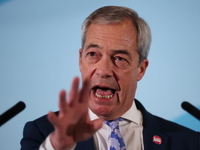 Farage acusa al Gobierno de "abuso infantil patrocinado por el Estado" al permitir ensayos con bloqueadores de la pubertad