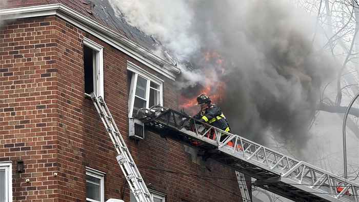 Ребенок среди 4 погибших, так как обвиняемый поджигатель предположительно пил пиво во время хаоса 16 марта 2026 г. пожарные FDNY боролись с огнем в Нью-Йорке.