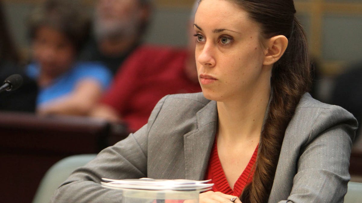 ARCHIVO - En esta foto de archivo del 3 de marzo de 2011, Casey Anthony, de 24 años, escucha testimonio durante el último día de audiencias durante su juicio por asesinato, en Orlando, Florida. El caso paralizó a la nación, y muchos se enojaron cuando Anthony fue absuelta de asesinar a su hija de 2 años. (Foto AP / Red Huber, Piscina, Archivo)