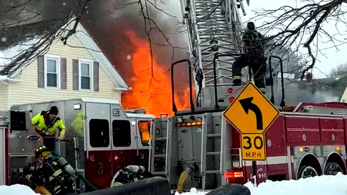 Огненный взрыв разрушает дом в Массачусетсе, ранит мать и 2-летнего ребенка Пожарные реагируют на дом, охваченный пламенем