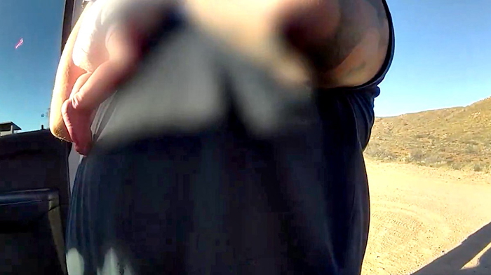 спасатель держит на руках ребенка после того, как спас его от удушья