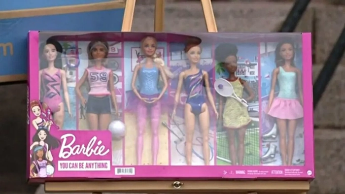 Бывший водитель службы доставки FedEx Таннер Хорнер держит коробку с Барби возле дома