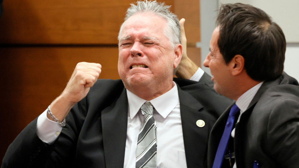El ex oficial de Recursos Escolares de Marjory Stoneman Douglas High School, Scot Peterson, reacciona al ser declarado inocente