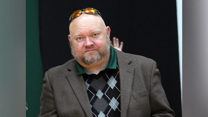 Бывший директор школы Джереми П. Уильямс смотрит в камеру.