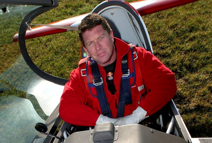 el ex piloto de red arrows con mbe admite poseer decenas de imagenes de abusos a menores