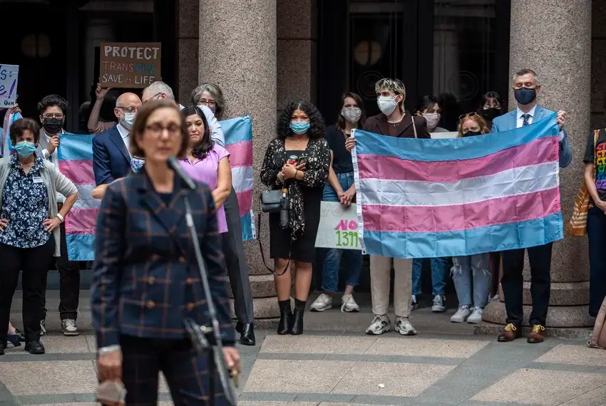 un proyecto de ley del senado de texas consideraria abuso infantil el tratamiento medico de ninos transexuales para reafirmar su genero