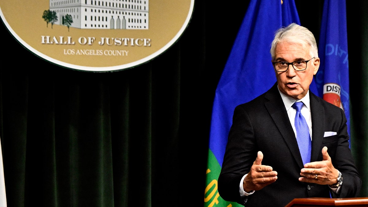 George Gascon habla en el atril