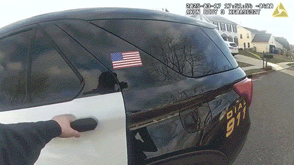 Un funcionario demócrata se declara culpable de abuso de menores por conducir ebrio al triple del límite legal y entra en un programa de desvío GIF de Gina LaPlaca en un vehículo policial