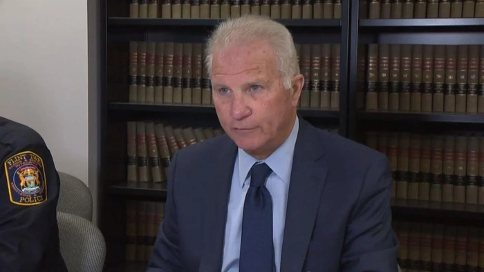 grand blanc twp madre y vecino acusados de abuso sexual de la hija