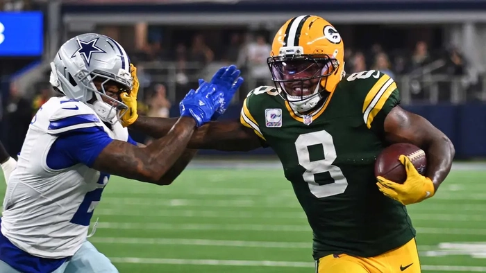 Green Bay Packers Pro Bowl RB Josh Jacobs arrestado por múltiples cargos de abuso doméstico El corredor de los Green Bay Packers Josh Jacobs corre con el balón mientras el cornerback de los Dallas Cowboys Trikweze Bridges intenta un placaje