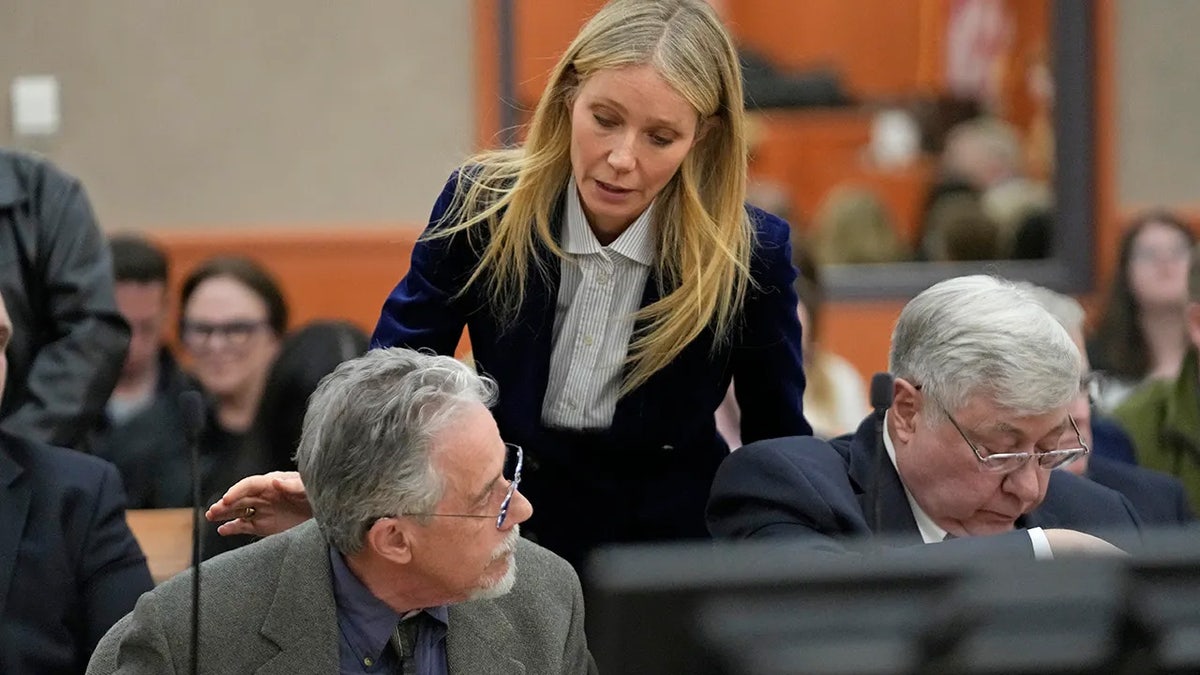 Gwyneth Paltrow habla con el optometrista retirado Terry Sanderson en la corte