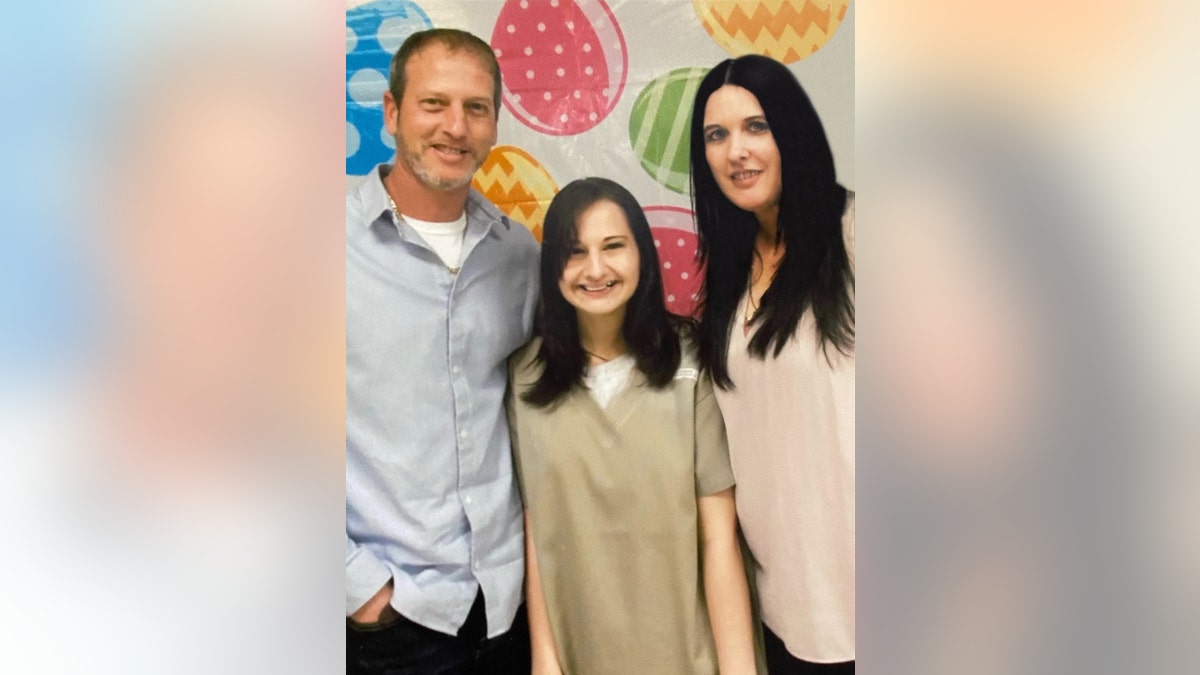 La gitana Rose Blanchard posa con uniforme de prisión con su padre y su madrastra