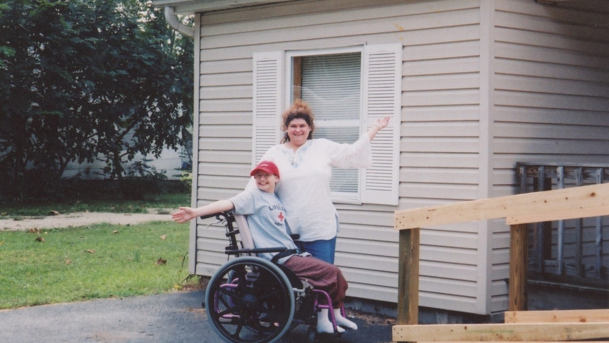 Gypsy Rose Blanchard en silla de ruedas posando con su madre, Dee Dee Blanchard
