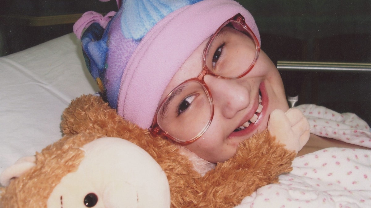 Gypsy Rose Blanchard posando con un peluche