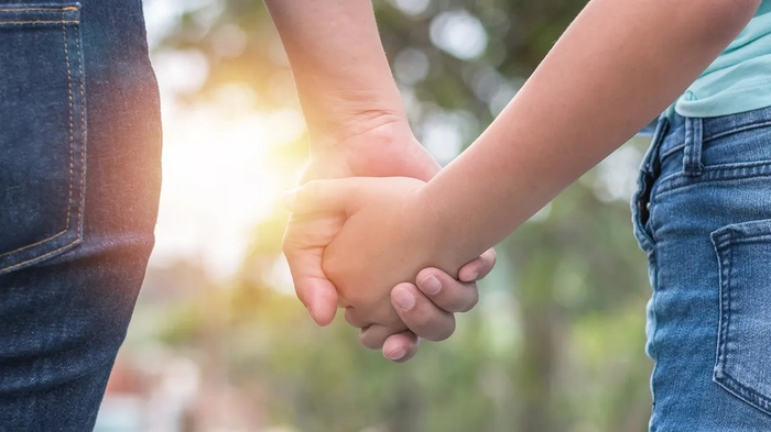 Держась за руки