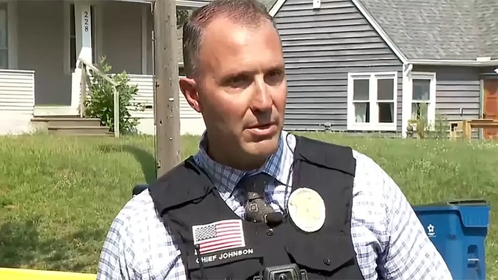 Tres fallecidos, entre ellos un niño, en un «homicidio de carácter doméstico» ocurrido en una guardería de la zona de Minneapolis, según la policía El jefe de policía de Hopkins, Brent Johnson, se pronuncia sobre el incidente ocurrido en la guardería