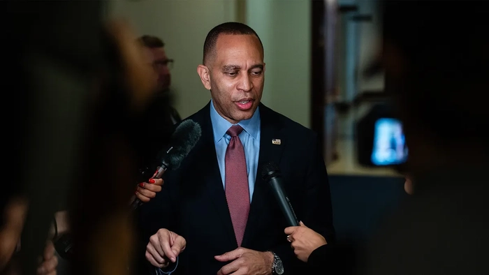 El líder de la minoría en la Cámara de Representantes, Hakeem Jeffries, habla con los medios de comunicación en el Capitolio de EE.UU