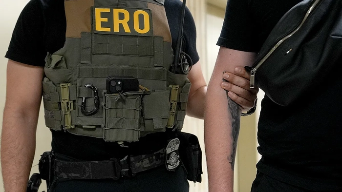 Agentes del ICE detienen a inmigrantes en el interior del juzgado de Federal Plaza en Nueva York