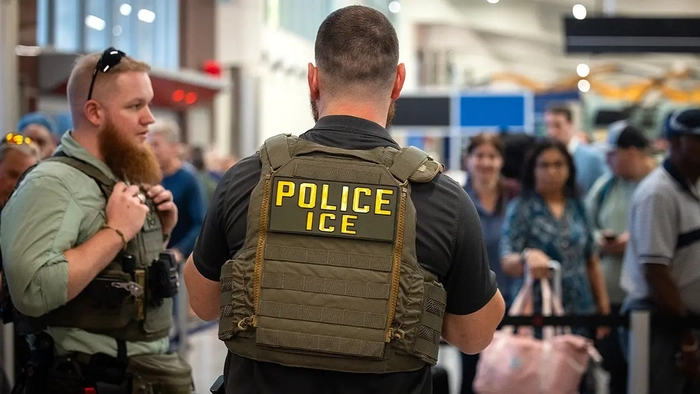 Una redada de ICE en Georgia detiene a más de 700 extranjeros en situación irregular con antecedentes penales, entre los que se encuentran delincuentes sexuales y personas que han abusado de menores Los agentes del ICE trabajan en el interior del Aeropuerto Internacional Hartsfield-Jackson de Atlanta.