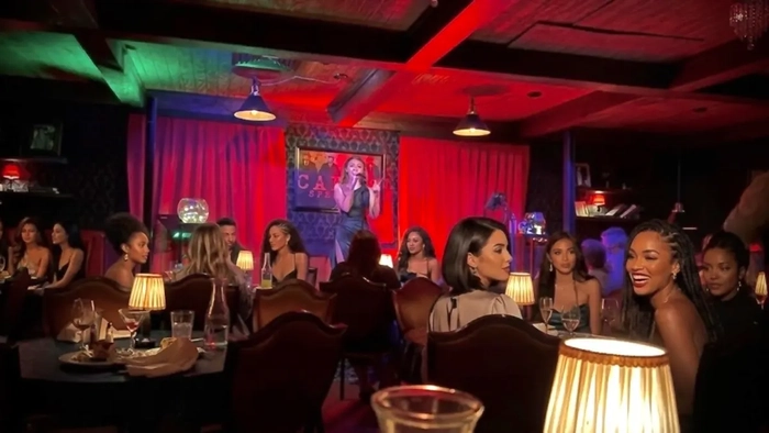 ¿Harto de niños gritones en la cena? Más estadounidenses apoyan las cenas sólo para adultos Vista interior del Capo's Restaurant and Speakeasy por la noche