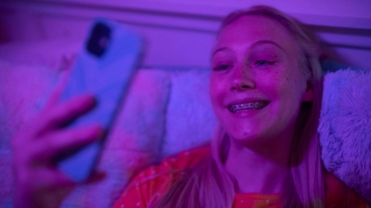 Isabel se hace un selfie vestida de señuelo