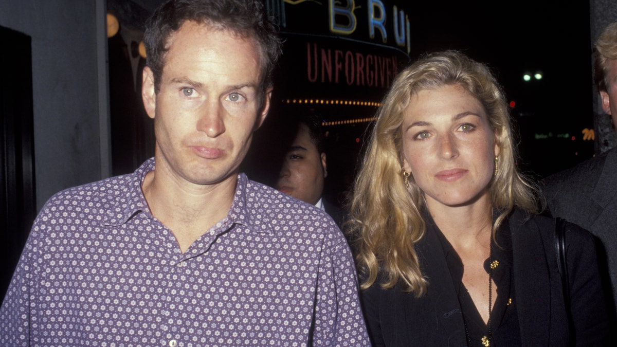 John McEnroe y Tatum O'Neal caminando juntos
