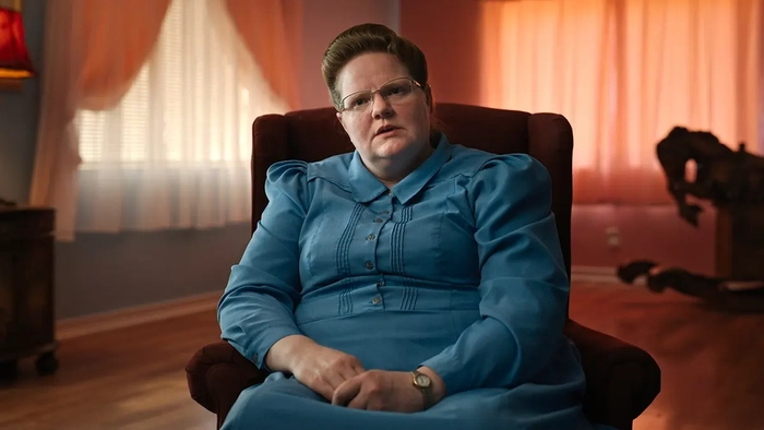 Джулия Джонсон стоит в сцене из фильма "Верь мне: Ложный пророк, 1 сезон