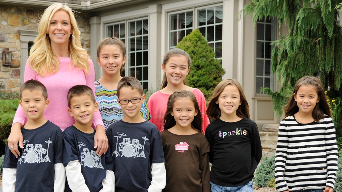 Kate Gosselin posa con sus gemelos y sextillizos