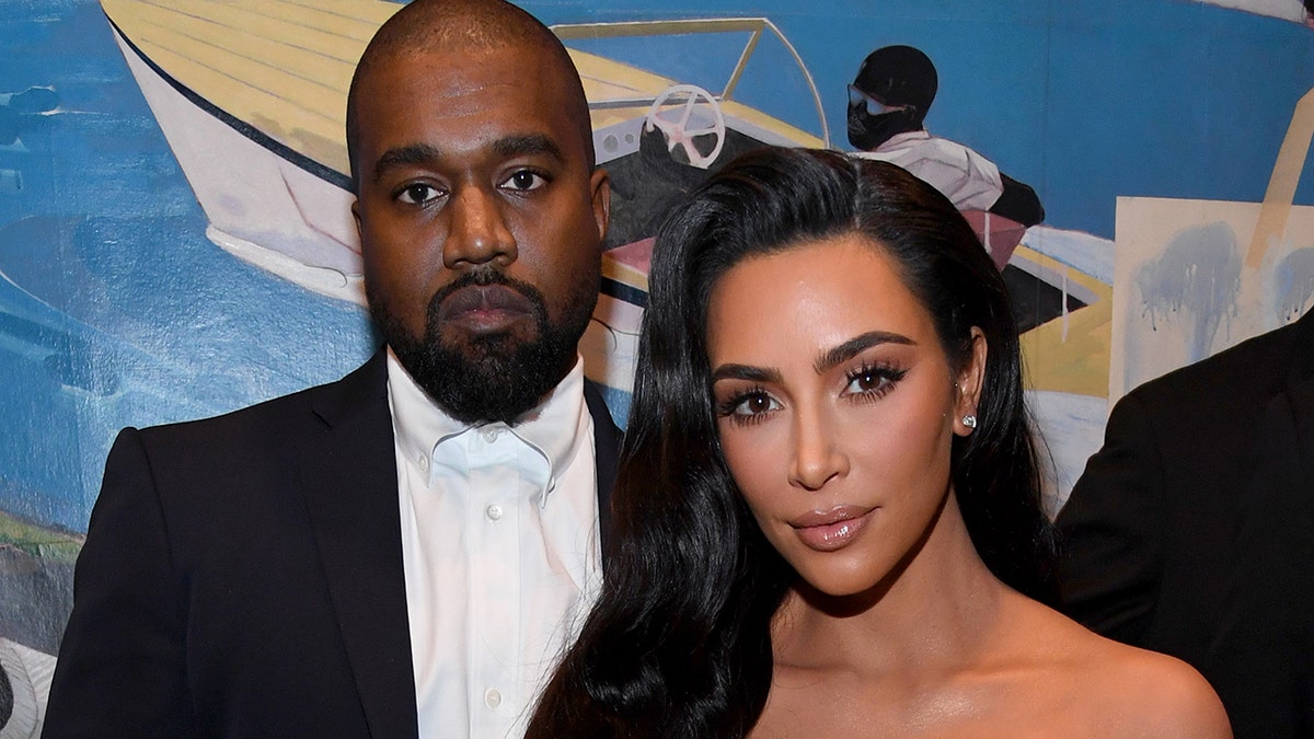 Kim Kardashian y su exmarido Kanye West asisten a un evento en la alfombra roja