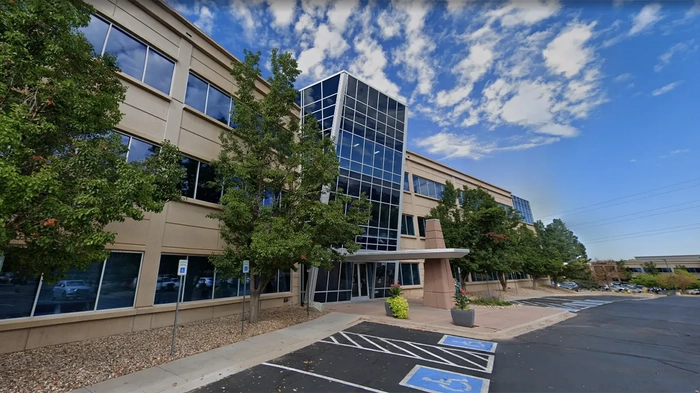 большое здание стволовой школы со стеклянными стенами