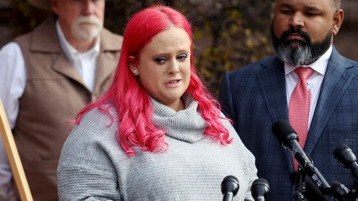 Maitlyn Gandy hablando en el juzgado del condado de Wise en Decatur Texas