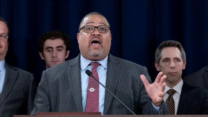 Окружной прокурор Манхэттена Элвин Брэгг стоит с сотрудниками на пресс-конференции в Нью-Йорке