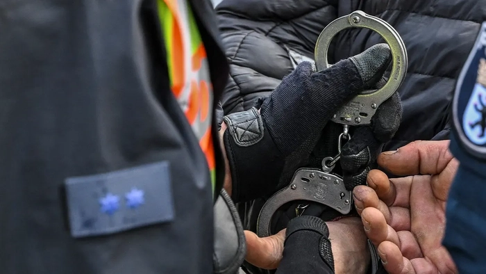 Более 300 арестованных в ходе масштабного пресечения преступлений, связанных с эксплуатацией детей в Калифорнии руки человека в наручниках