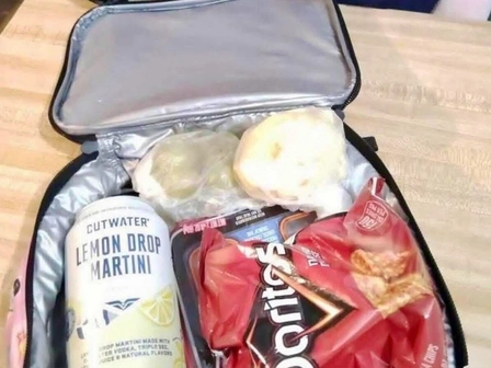Полиция района Атланты бросает вызов родителям из-за водки с мартини, упакованной в школьный обед: "Это НЕ яблочный сок